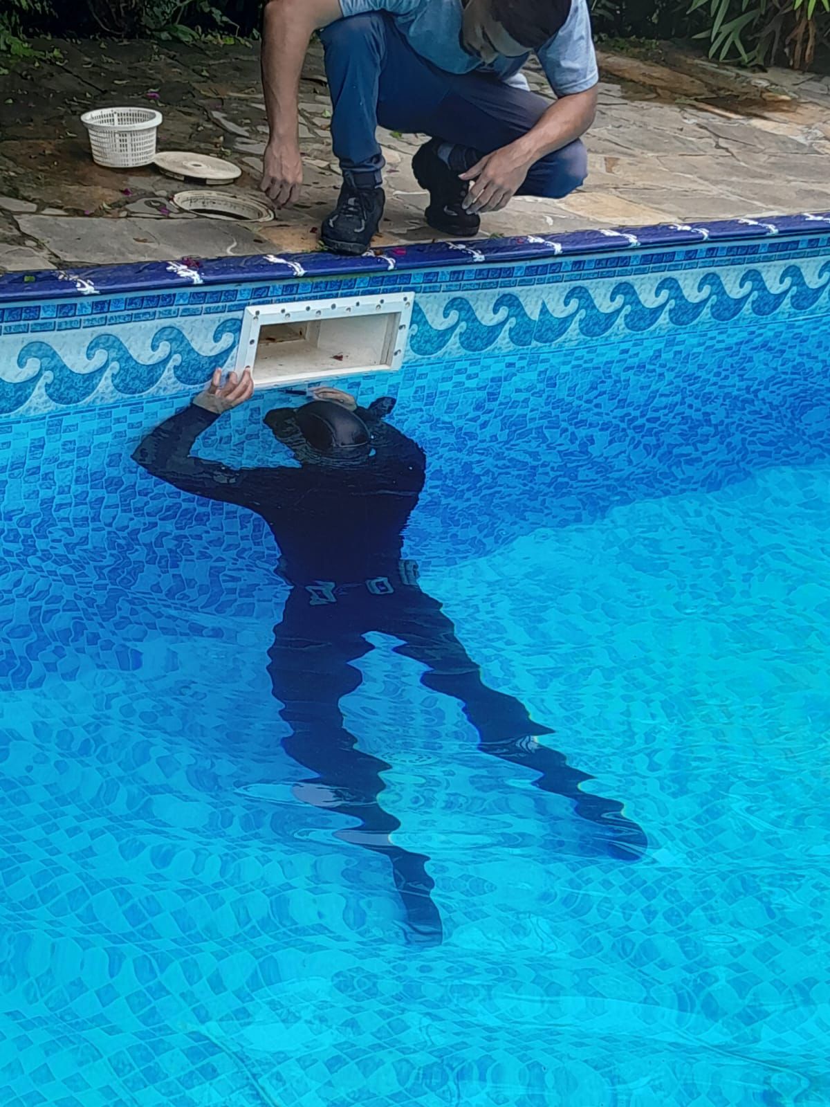 Reparo de vazamento submerso em piscina de azulejo
